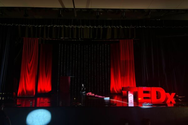 Halder Gomes, Luisa Cela e Mara Alexandre são destaques do TEDx Youth Colégio 7 Setembro